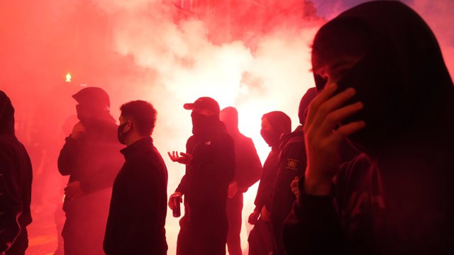 Varias personas incendian coches y contenedores, tras una concentración contra Vito Quiles en Bilbao