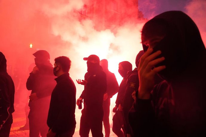 Varias personas incendian coches y contenedores, tras una concentración contra Vito Quiles en Bilbao