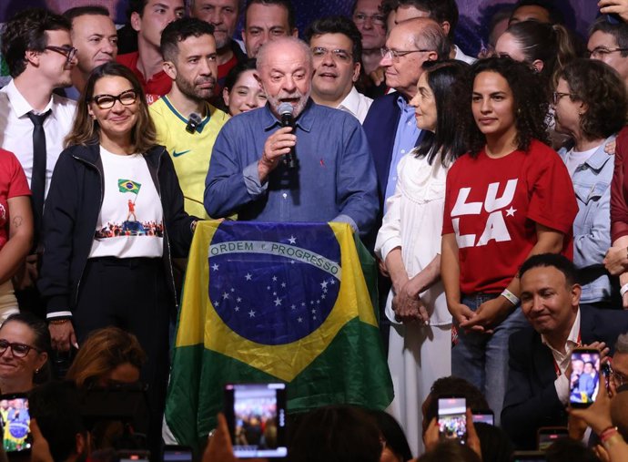 25 de outubro de 2026, São Paulo, São Paulo, Brasil: São Paulo (SP), 25/10/2026 — Eleições de 2026/Presidência/PT/SP — O presidente da República do Brasil, Luiz Inácio Lula da Silva (PT), e o vice-presidente Geraldo Alckmin (PSB) comemoram sua reeleição d
