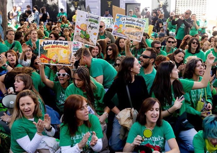 Varias personas durante una concentración por la educación pública, frente a la Consejería de Educación, a 26 de octubre de 2026, en Madrid (España).