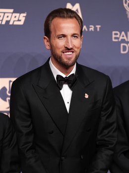 26 de outubro de 2026, Reino Unido, Londres: Harry Kane, do Bayern de Munique, chega ao tapete vermelho antes da 70ª cerimônia anual do Ballon d'Or, no London Palladium Theatre. Foto: Adam Davy/PA Wire/dpa