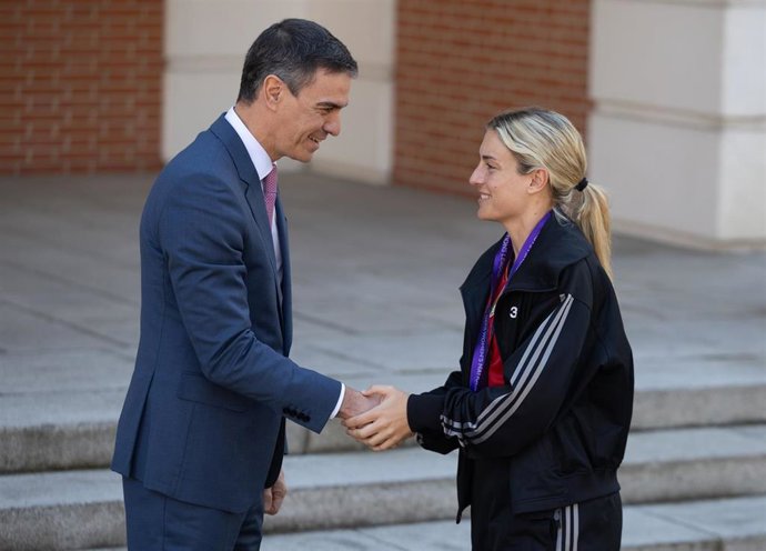 Archivo - El presidente del Gobierno, Pedro Sánchez, saluda a la jugadora de la Selección Femenina Española de Fútbol, Alexia Putellas, durante un encuentro en el Palacio de La Moncloa, a 29 de febrero de 2024, en Madrid (España).