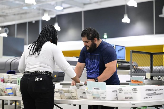 Archivo - June 3, 2026, City Of Industry, United States: Los Angeles County election workers seen processing ballots at the Los Angeles County Ballot Processing Center. Ballot counting in California typically continues for several days after Election Day,