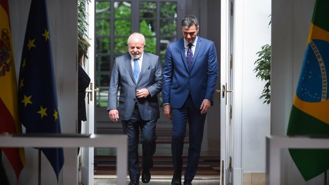 Archivo - El presidente del Gobierno español, Pedro Sánchez (derecha), se reúne con el presidente brasileño, Lula da Silva, en el Palacio de la Moncloa, en Madrid, en abril de 2023.