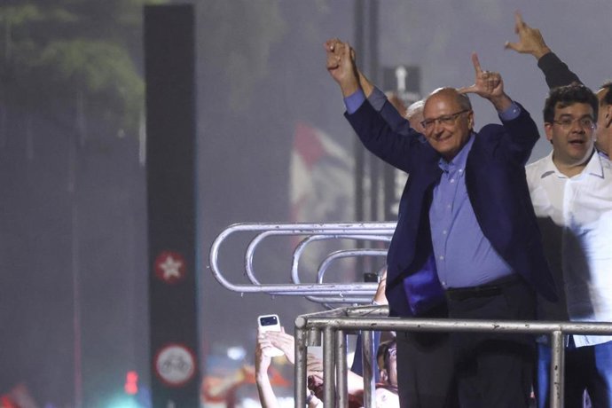El vicepresidente de Brasil, Geraldo Alckmin, celebra la victoria en la segunda vuelta de las elecciones de 2026, en la Avenida Paulista, en Sao Paulo.