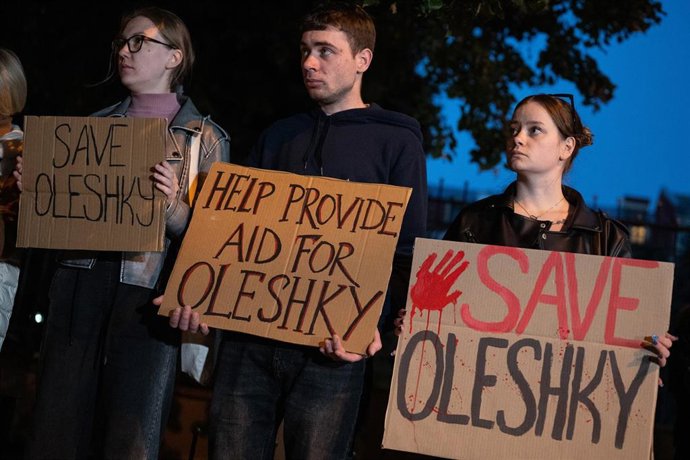 Archivo - Activistas sostienen pancartas con consignas durante una manifestación en Kiev en apoyo a los residentes de Oleshki, en la región de Jersón.