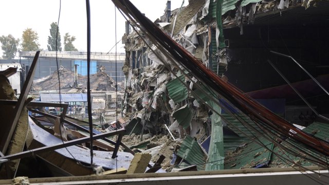 Archivo - Un hipermercado de artículos para el hogar en Kiev es dañado tras un ataque ruso.