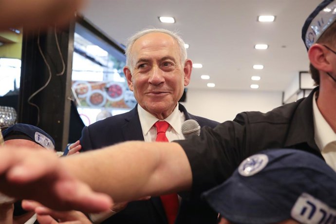 TEL AVIV, 23 de outubro de 2026  -- O primeiro-ministro israelense e líder do partido Likud, Benjamin Netanyahu, visita o Mercado Hatikva, em Tel Aviv, como parte de sua campanha eleitoral, em 22 de outubro de 2026. As eleições gerais para o Knesset de Is