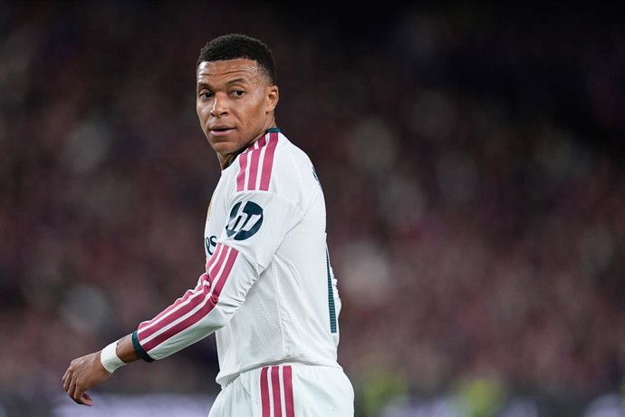 Kylian Mbappé, do Real Madrid CF, observa durante a partida de futebol da Liga Espanhola, LaLiga EA Sports, entre o FC Barcelona e o Real Madrid CF, no Spotify Camp Nou, em 25 de outubro de 2026, em Barcelona, Espanha.