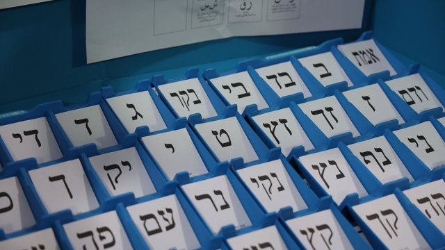 Archivo - Preparativos para las elecciones parlamentarias en Israel en el centro logístico de la Comisión Central Electoral en Shoham