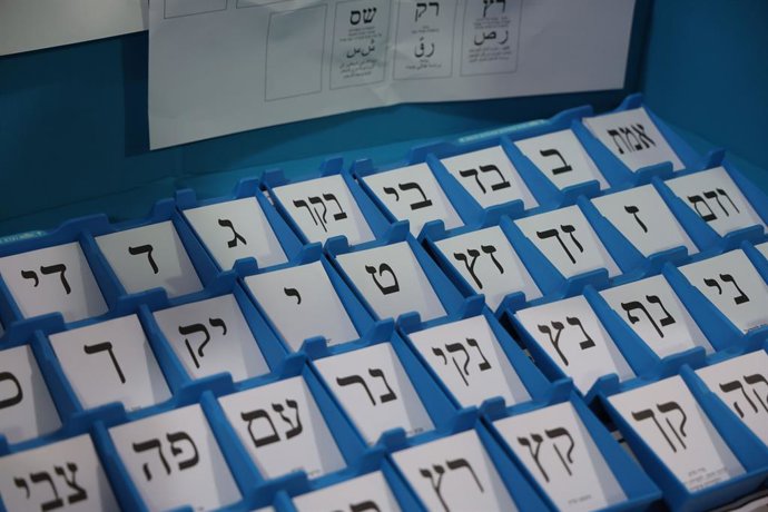 14 de outubro de 2026, Shoham, Israel: SHOHAM, ISRAEL, 14 DE OUTUBRO DE 2026: Preparativos para as próximas eleições parlamentares de Israel no centro de logística da Comissão Eleitoral Central, em Shoham. Funcionários organizam e embalam materiais eleito