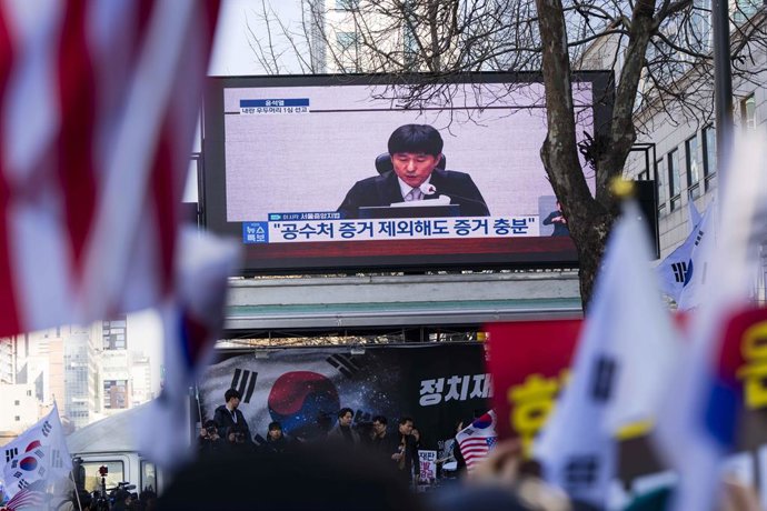 Archivo - February 19, 2026, Seoul, South Korea: A live broadcast showing the verdict for South Korea's disgraced former president Yoon Suk Yeol is shown at a far-right protest calling for his acquittal and release, as Yoon faces the verdict for the insur