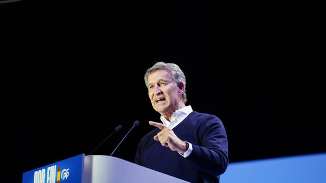 El presidente del PP, Alberto Núñez Feijóo, durante un acto público en el marco de la precampaña de las elecciones generales del próximo 29 de noviembre, en el Centro de las Artes Escénicas y de la Música (CAEM), a 25 de octubre de 2026, en Salamanca, Cas