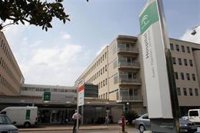 Rescatado inconsciente y evacuado al hospital tras un incendio en una oficina en Huelva