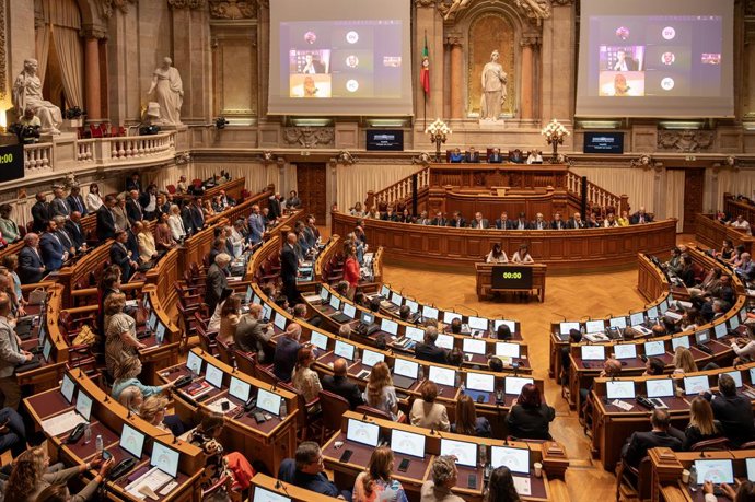 Archivo - Arquivo - 8 de setembro de 2026, Lisboa, Lisboa, Portugal: Deputados do partido Chega levantam-se para votar a favor da moção de censura contra o governo na Assembleia da República, em Lisboa.