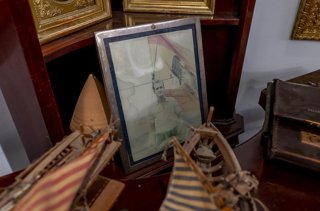 Exposición de objetos del Pazo de Meirás que serán subastados en la sala Magna Art Auction, a 7 de octubre de 2026, en Madrid (España). La colección incluye vajillas, porcelanas y cristalerías, esculturas e imágenes religiosas, cuadros, muebles, alfombras