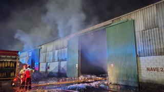 Bomberos trabajan en un incendio declarado en una nave de Lebrija (Sevilla) con un millón de kilos de algodón