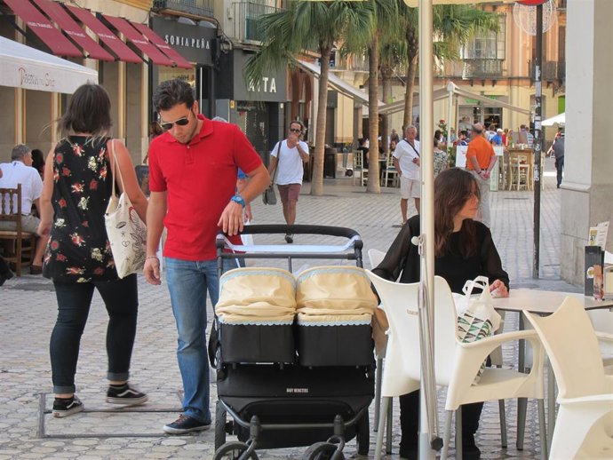 Archivo - Un padre de familia empujando el carrito de sus bebés