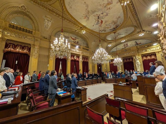 El Parlament guarda un minuto de silencio por la muerte de la diputada de Vox María José Verdú