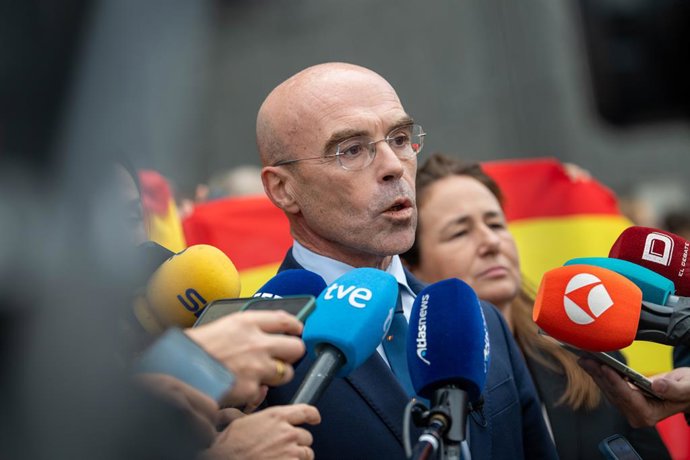 Archivo - El eurodiputado de Vox, Jorge Buxadé, atiende a los medios durante una concentración convocada por el Partido Popular "en apoyo y solidaridad" con el pueblo de Ceuta, a 2 de septiembre de 2026, en Bruselas (Bélgica). El Partido Popular, coincidi