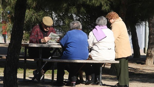 Archivo - Unos pensionistas en un parque