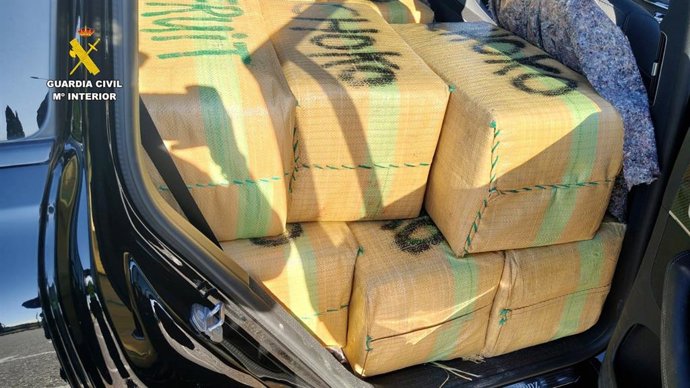Fardos de hachís intervenidos por la Guardia Civil en Huelva en un vehículo de alta gama que circulaba por la A-49