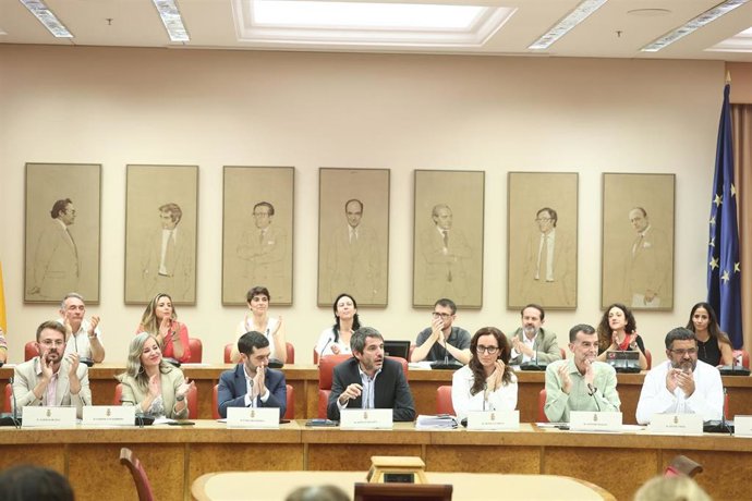 Archivo - En primera fila, de izquierda a derecha, el portavoz adjunto de Sumar en el Congreso, Alberto Ibáñez, la portavoz de Sumar en el Congreso, Verónica Barbero, el ministro de Consumo y Derechos Sociales, Pablo Bustinduy, el ministro de Cultura, Ern