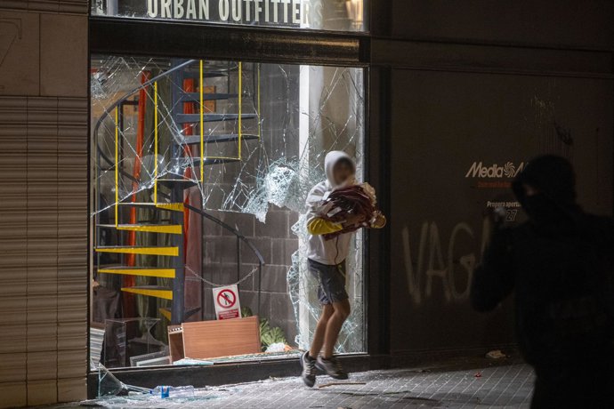 Disturbios en el centro de la ciudad, a 24 de octubre de 2026, en Barcelona, Catalunya (España). Furgones de los Mossos d'Esquadra tienen blindada la plaza Catalunya de Barcelona desde este sábado por la tarde, donde han empezado a hacer algunas cargas pa