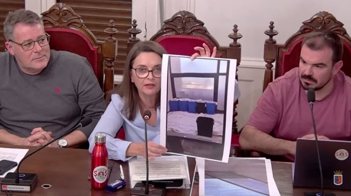 La concejal del PSOE de Calahorra Mercedes González muestra fotos del hospita