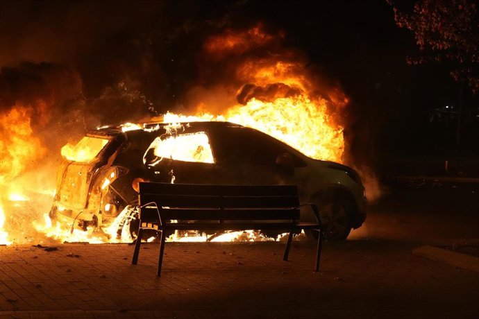 Varias personas incendian coches y contenedores, tras una concentración de diversos agentes sociales con el lema  "Euskal Herrian Faxismoaren Ez!", a 26 de octubre de 2026, en Bilbao, País Vasco (España). 