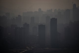 Archivo - FILED - 14 April 2024, China, Chongqing: View over the haze and smog-covered Chongqing in China with the Yangtze River. Photo: Michael Kappeler/dpa
