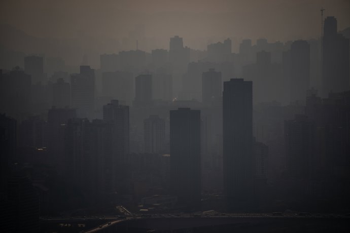 Archivo - FILED - 14 April 2024, China, Chongqing: View over the haze and smog-covered Chongqing in China with the Yangtze River. Photo: Michael Kappeler/dpa