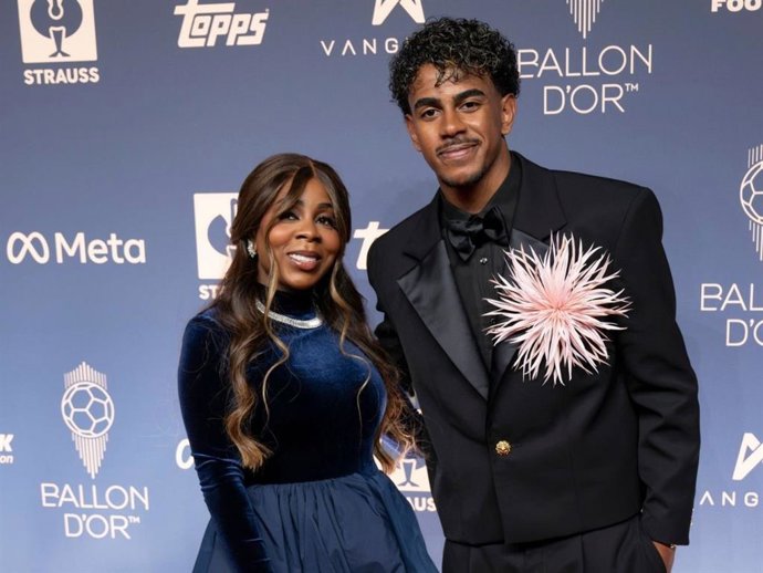La madre de Lamine Yamal se convierte en la estrella de los Premios del Balón de Oro por su sorprendente lookazo