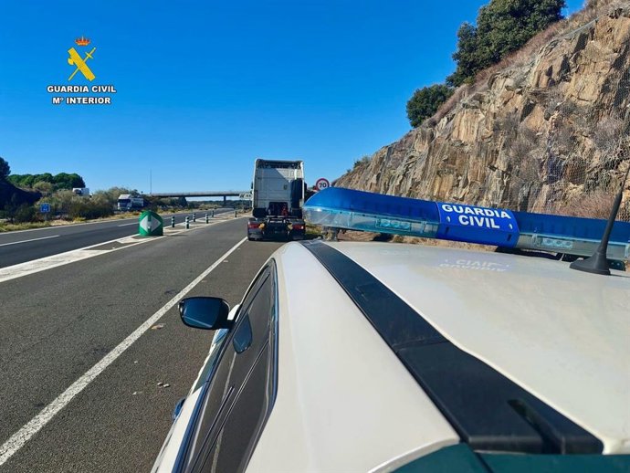 Un coche de la Guardia Civil tras el camión supuestamente sustraído.
