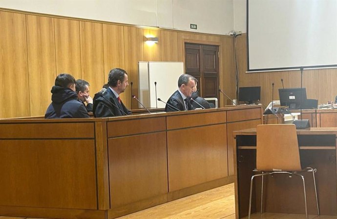 El banquillo ocupado por los tres jóvenes encausados y sus respectivos abogados.