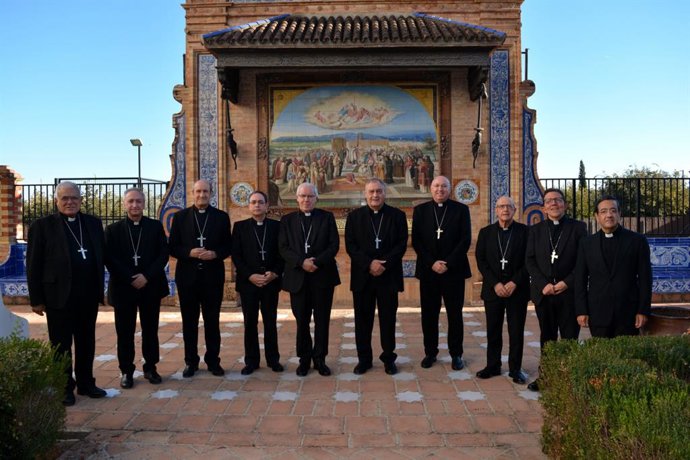 Foto de familia de los prelados asistentes a la CLXIII Asamblea de los Obispos del Sur de España, celebrada en Córdoba.