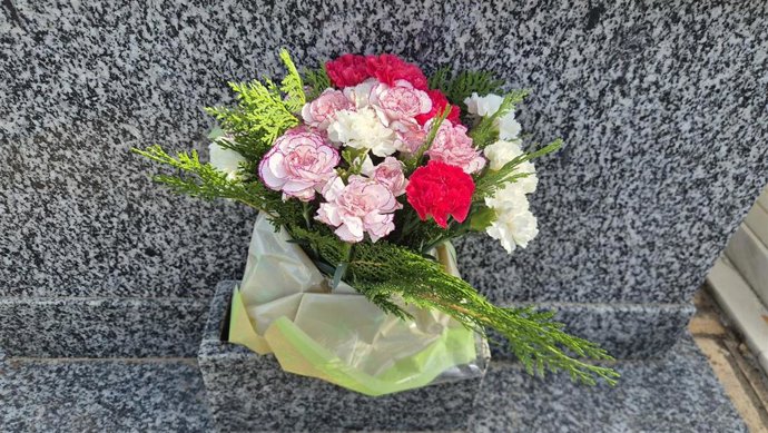 Flores en una lápida del cementerio Nuestro Padre Jesús de Murcia