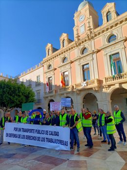 Trabajadores de Surbus protestan frente al Ayuntamiento de Almería cuando se cumple una semana de huelga en el servicio de transporte urbano.