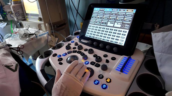 Un profesional sanitario realiza una endoscopia