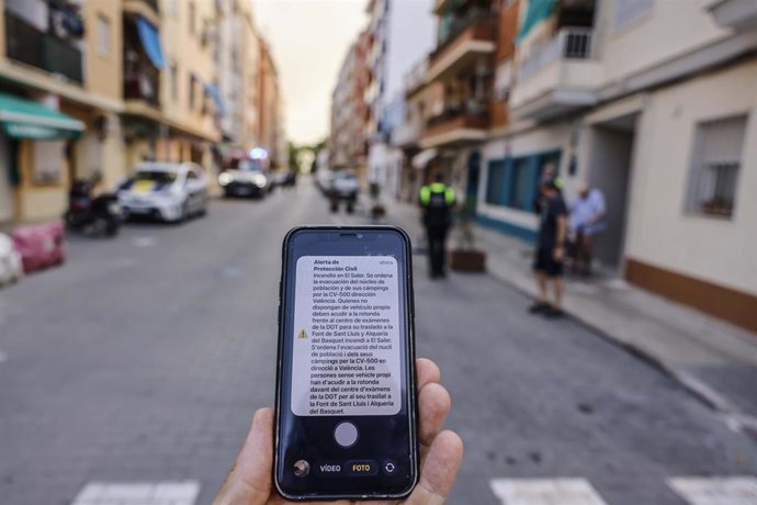 Archivo - Mensaje de alerta enviado a los teléfonos móviles por Protección Civil a causa de un incendio forestal, a 27 de agosto de 2026, en la Gola de Pujol, El Saler, València. 