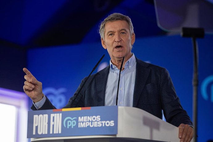 El presidente del Partido Popular, Alberto Núñez Feijóo, durante un acto público en el marco de la precampaña de las elecciones generales del próximo 29 de noviembre, en la Estación Marítima, a 24 de octubre de 2026, en Vigo, Pontevedra, Galicia (España).