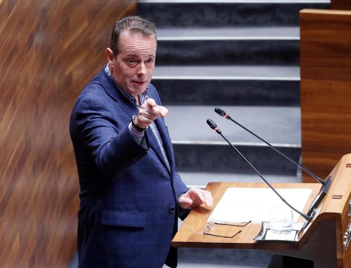 El consejero de Medio Rural y Política Agraria, Marcelino Marcos, en un pleno en una imagen de archivo. 