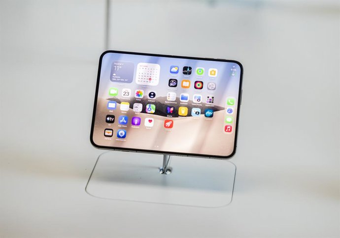 O novo iPhone Duo em uma loja da Apple em Madri, em 23 de outubro de 2026, em Madri (Espanha). O iPhone Duo é o primeiro celular dobrável da história da Apple. Anunciado oficialmente em setembro de 2026, o aparelho se destaca por seu design est