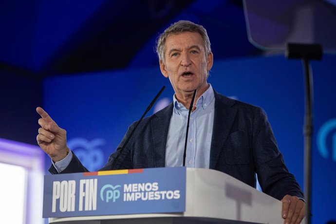 O presidente do Partido Popular, Alberto Núñez Feijóo, durante um evento público no âmbito da pré-campanha para as eleições gerais de 29 de novembro, na Estação Marítima, em 24 de outubro de 2026, em Vigo, Pontevedra, Galícia (Espanha).