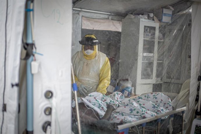 Un trabajador sanitario junto a un paciente de ébola en un centro de tratamiento en Bunia, en el este de República Democrática del Congo (RDC), en una fotografía de archivo