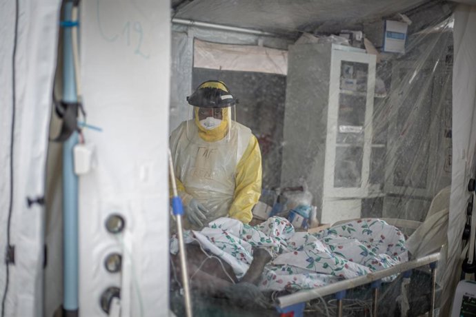 KINSHASA, Oct. 21, 2026  -- A medical worker checks an infected patient at an Ebola treatment center in Bunia, capital of Ituri Province in the Democratic Republic of the Congo (DRC), on Oct. 18, 2026.   The Africa Centers for Disease Control and Preventi
