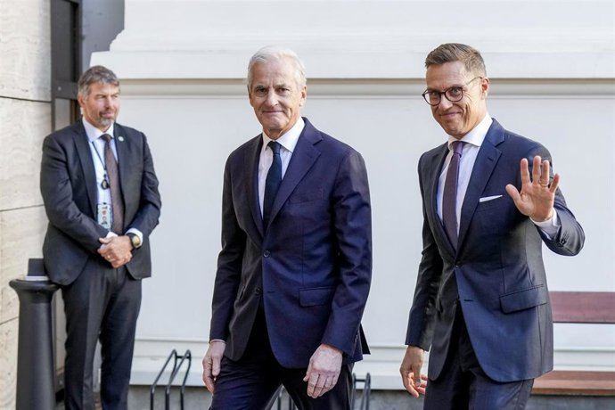 El primer ministro de Noruega, Jonas Gahr Store (izquierda), y el presidente de Finlandia, Alexander Stubb (derecha), durante una reunión en Oslo el 20 de octubre de 2026 (archivo)