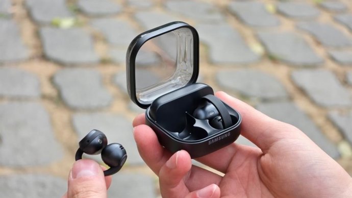 Recursos dos fones de ouvido tipo clipe Galaxy Buds On