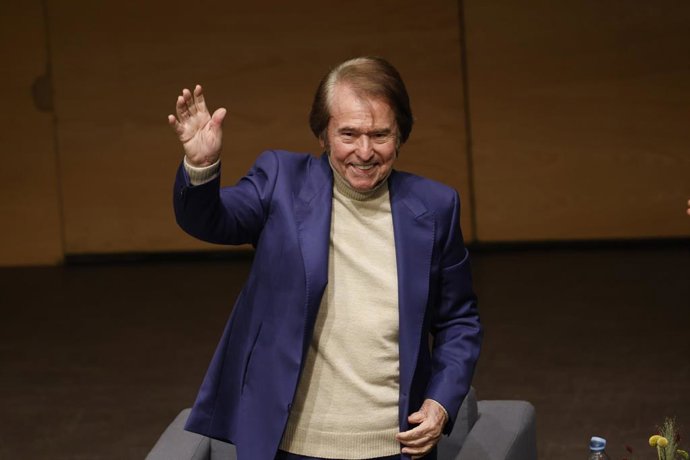 Archivo - El cantante Raphael durante la inauguración del Auditorio Municipal Raphael de Boadilla del Monte, a 13 de febrero de 2026, en Boadilla del Monte, Madrid (España).