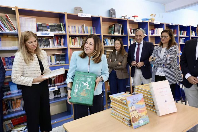 La consejera de Educación de la Junta de Andalucía, María del Carmen Castillo (2i), hace entrega de unos libros para la biblioteca del Instituto de Educación Secundaria Margarita Salas de Sevilla. A 27 de octubre de 2026 en Sevilla (Andalucía, España). 